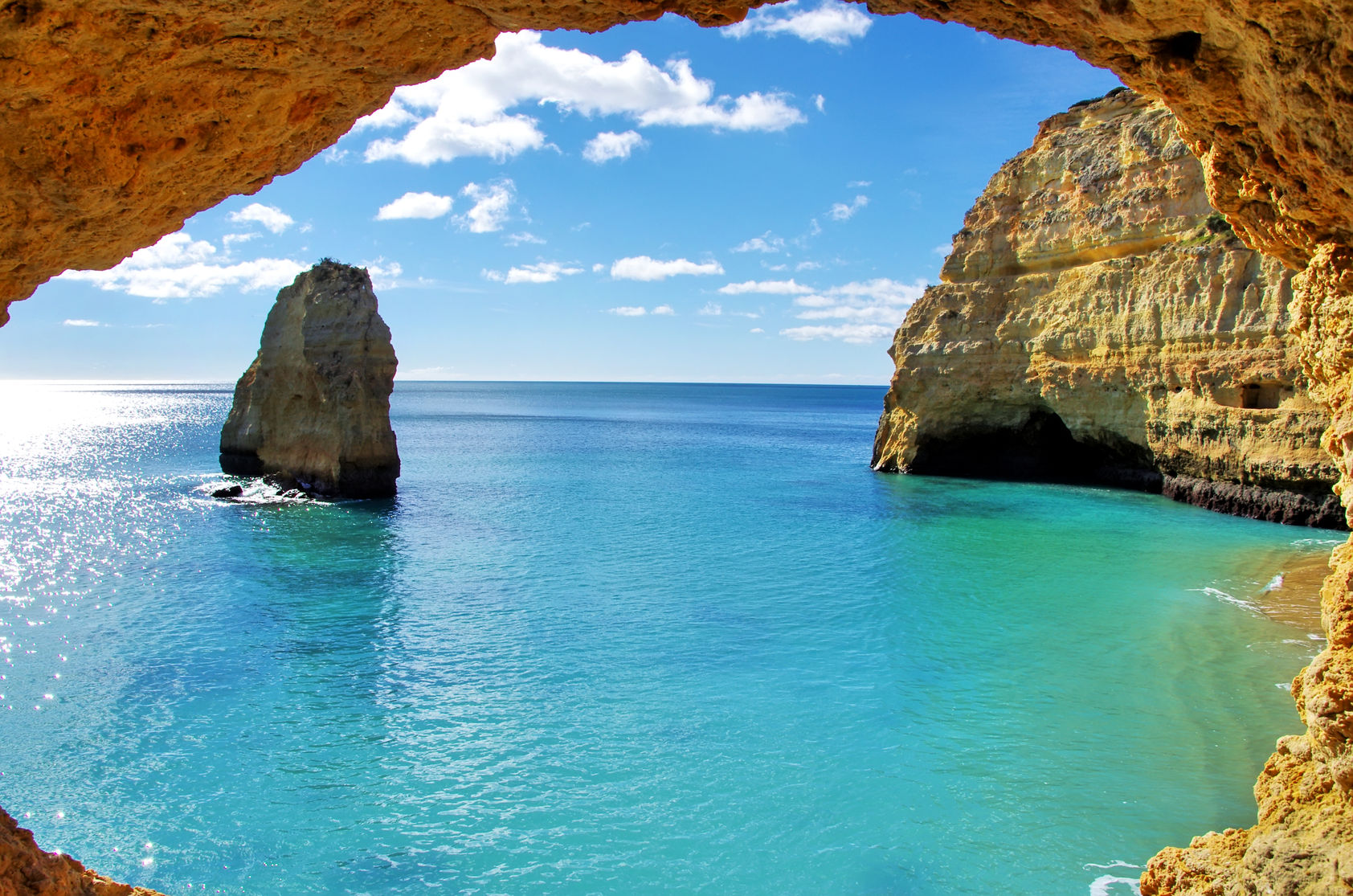 26040330-rock-formations-on-the-algarve-coast-portugal