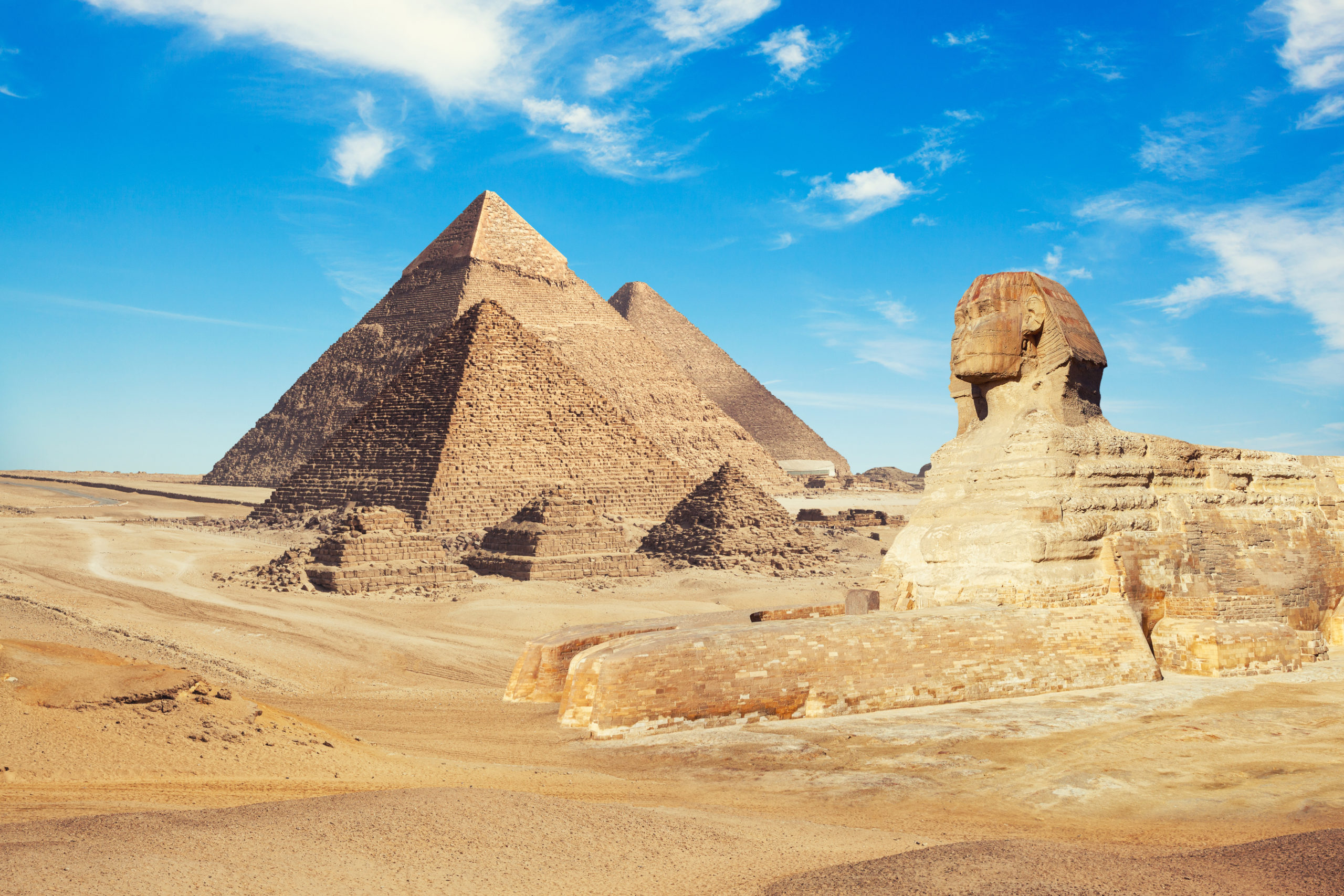 shutterstock_1094727200_-view-of-pyramids-with-sphinx