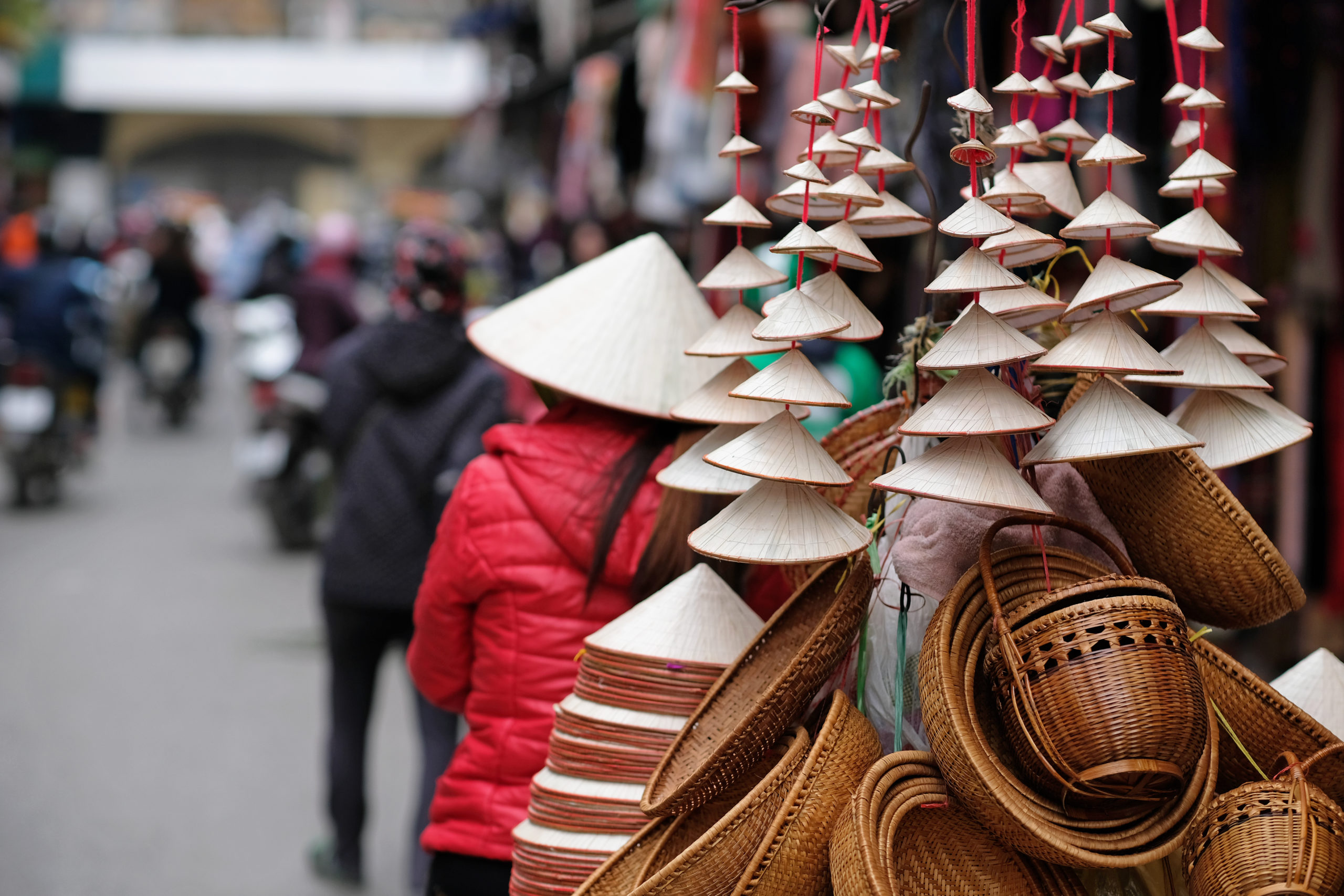 shutterstock_1096861772_street-vendor-in-hanoi-old-quarter