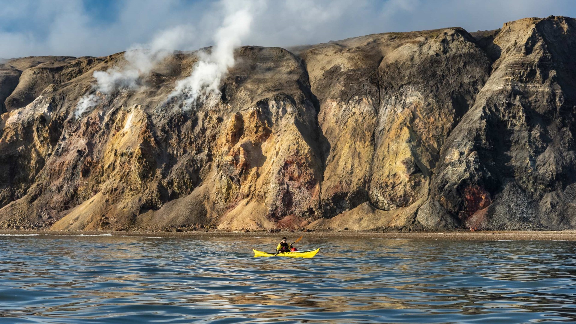 day-3-7_smoking-hils_kayaking-smoking-hills-nwp-canada-hgr-139027-photo_karsten_bidstrup