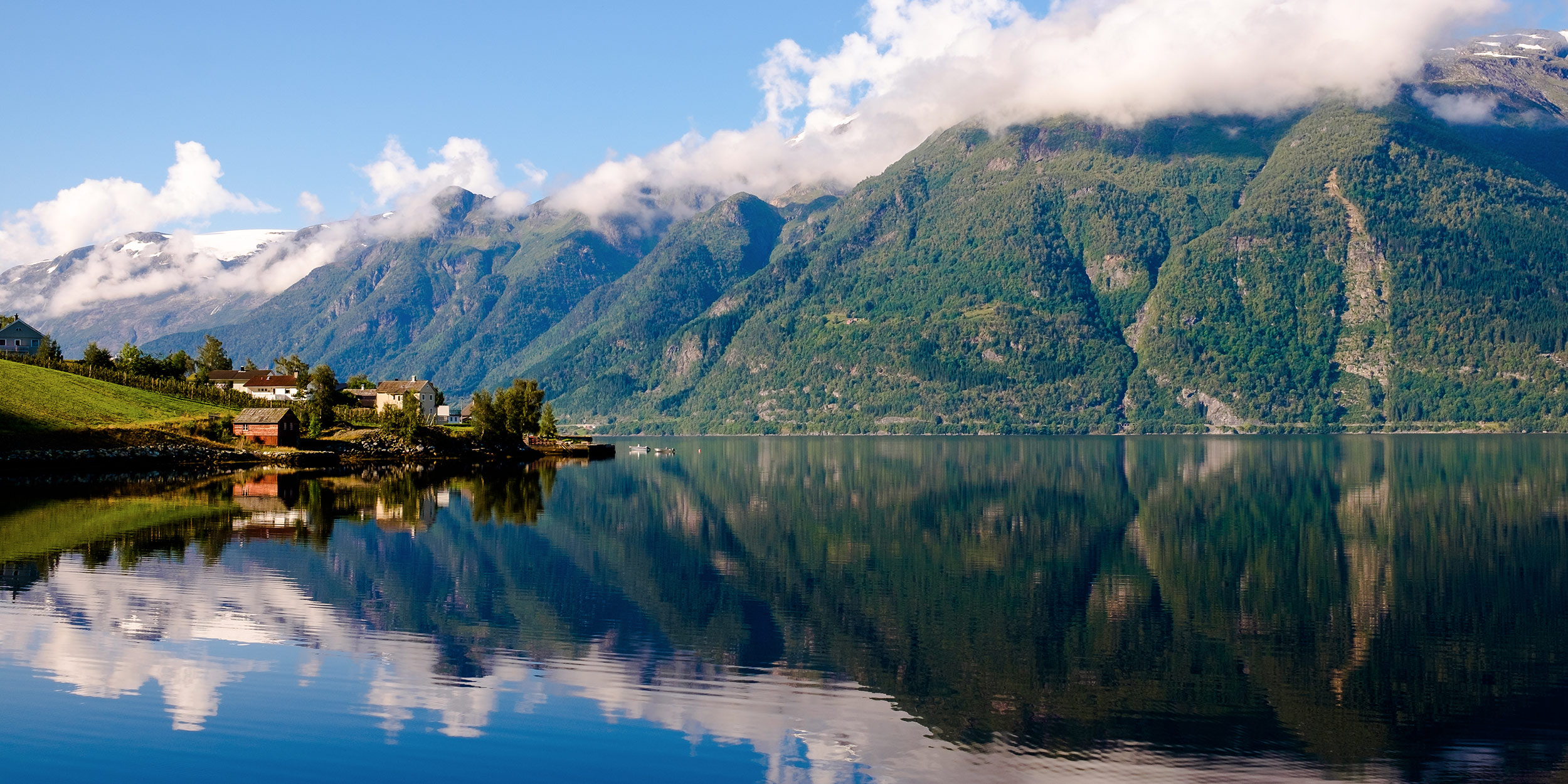 day-3_hardanger-fjord_idyllic-settlements-by-the-fjord_shutterstock