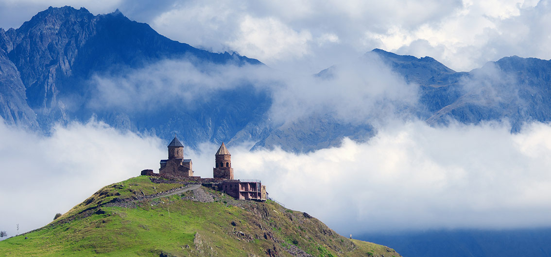 dreifaligkeitskirche_vor_dem_kazbegi-berg_-_ig0rzh_fotolia_x