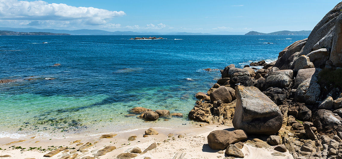 lonely-beach-in-the-rias-baixas-galicia