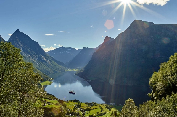 hjorundfjordenorjan_bertelsen_2500x1250