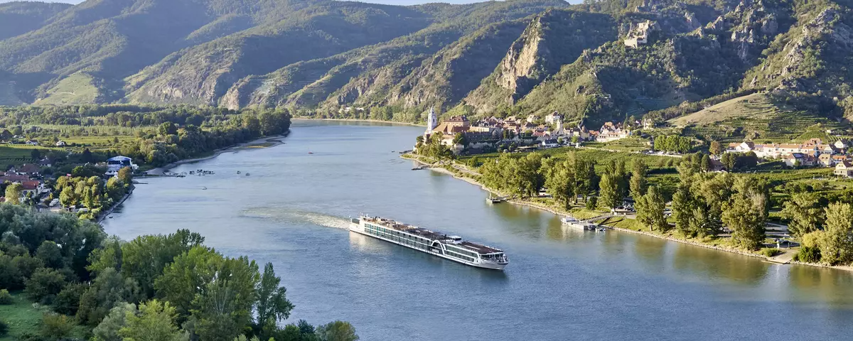 csm_Lueftner_Cruises_AMADEUS_Queen_outside_view_Danube_Duernstein_02_df99b06c15