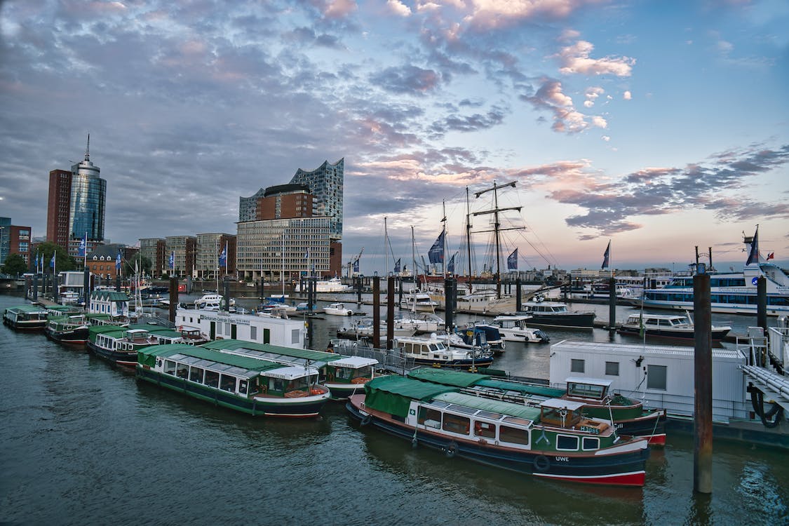 free-photo-of-tour-boats-moored-in-elbe-river-haven-hamburg-germany