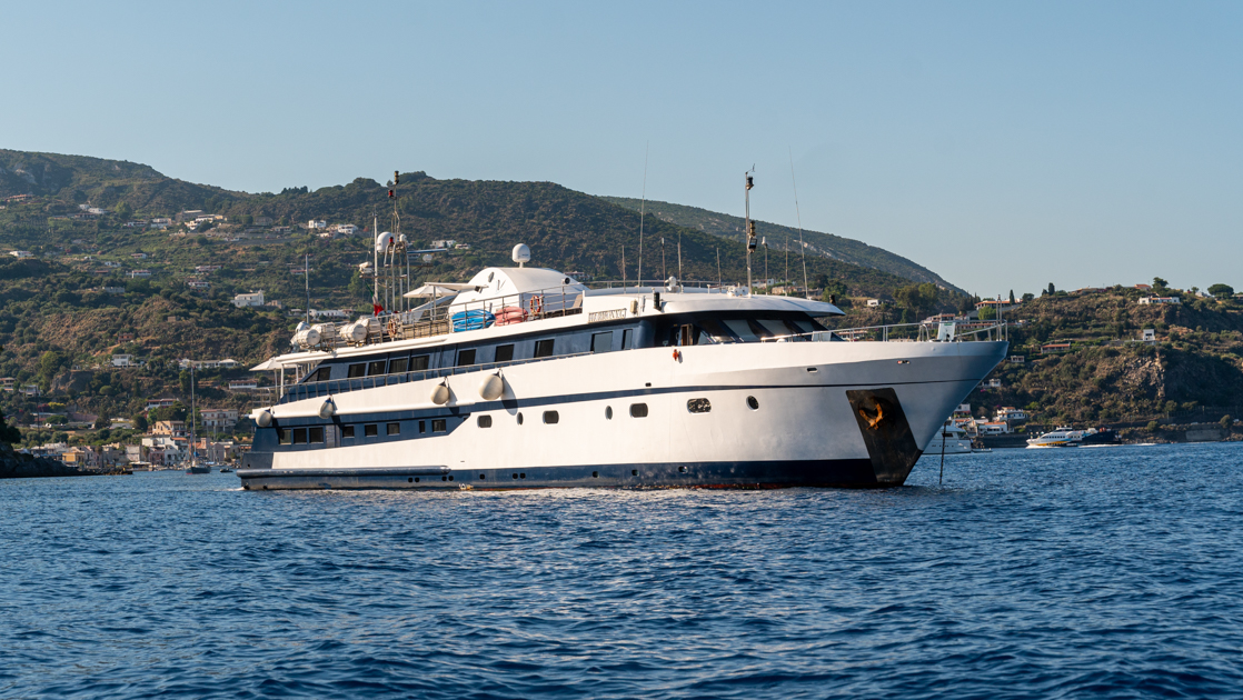 harmony-g-yacht-exterior-at-anchor-crp1