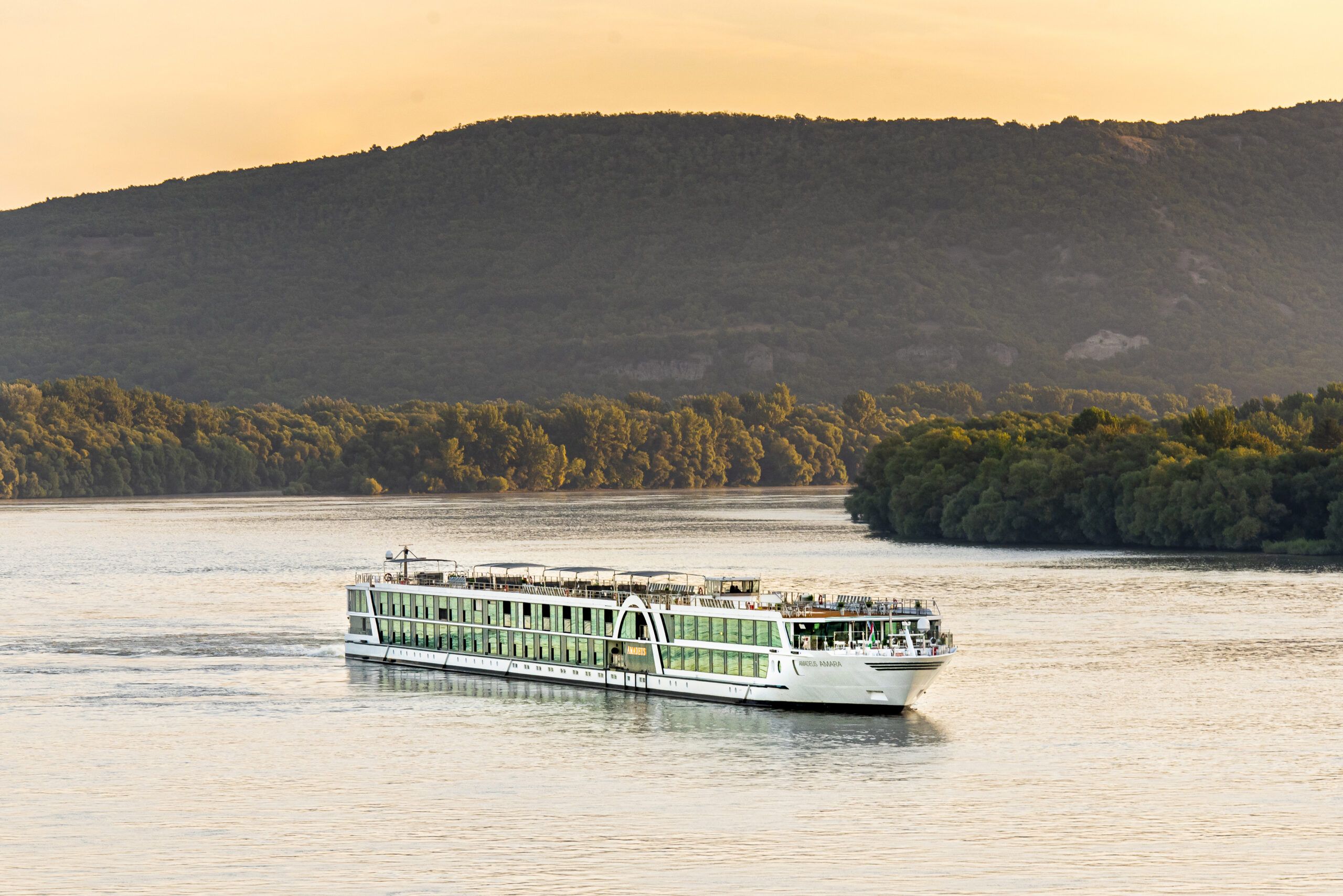 -Render_Lueftner-Cruises_Amadeus_Internal-scaled