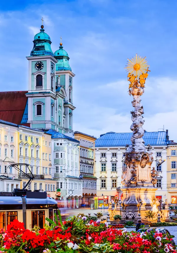 csm_lueftner_cruises_amadeus_danube_austria_linz_holy_trinity_coumn__c_shutterstock_682572565_aac1703250