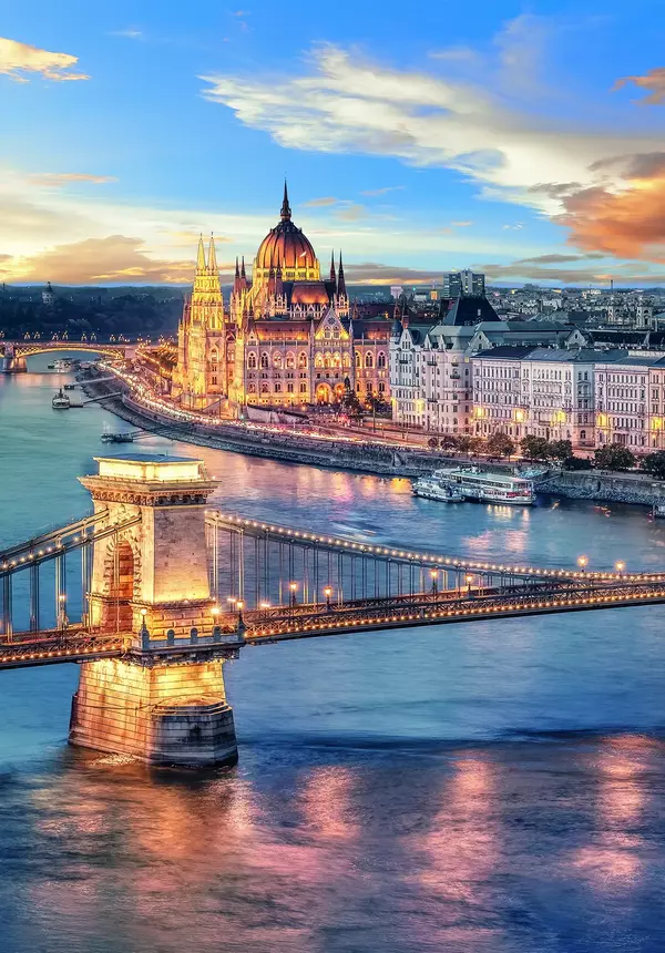 csm_lueftner_cruises_amadeus_hungary_budapest_chain_bridge_night_05__c_lu1299463216_1d1ac22fab