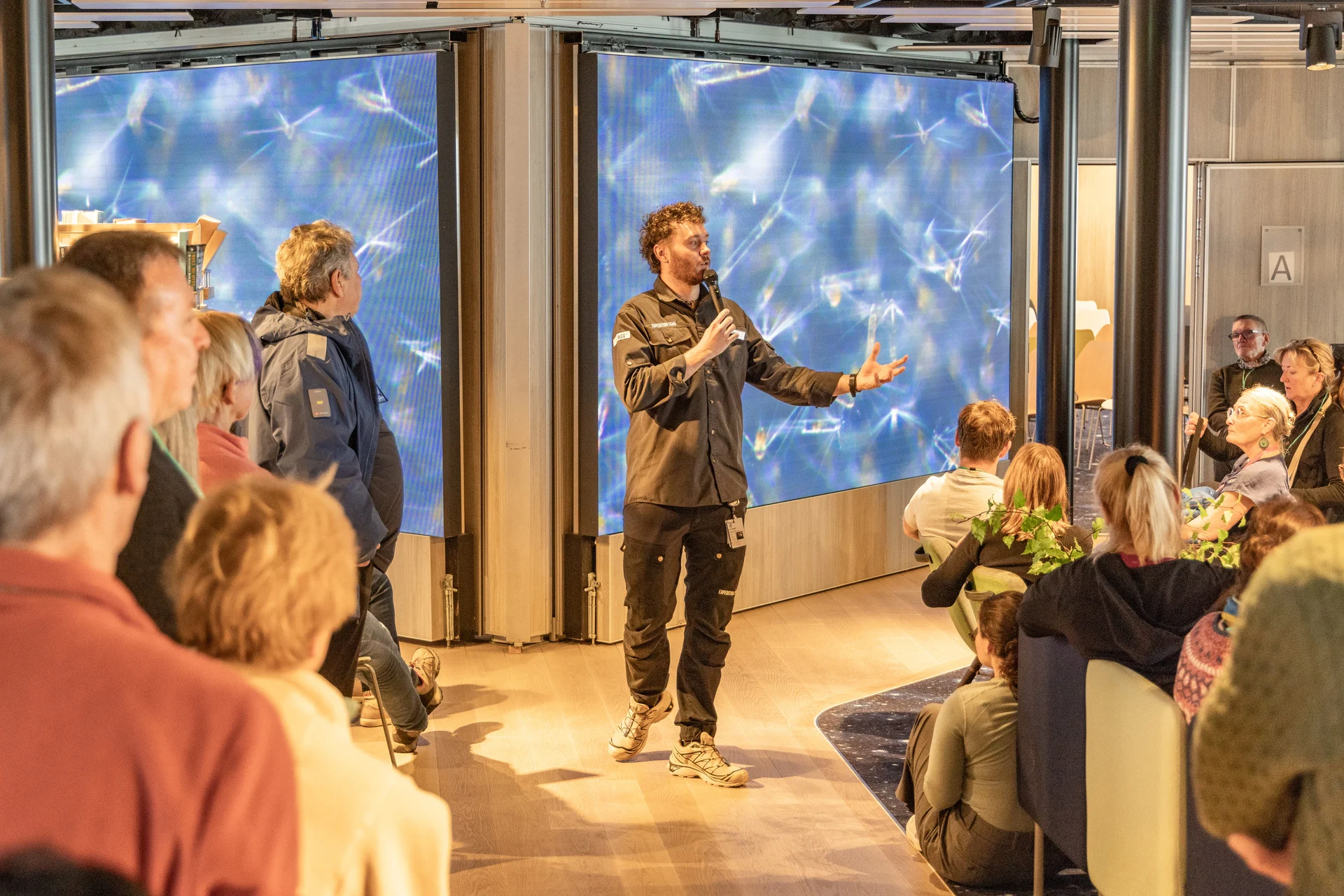 ms_roald_amundsen_-_lecture